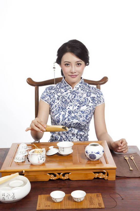 东方人,坐,竖图,彩色,室内,白天,抠图,白色背景,正面,民族服装,时尚,成功,北京,中国,仅一个人,旗袍,图片,泡茶,古典,传统,茶具,成熟,可爱,美女,竖,自信,摄影,生活方式,青春,优雅,茶艺,乐观,年轻女性,女人,女性,亚洲人,中国人,年轻人,半身,影棚拍摄,礼服,愉快,bj174
