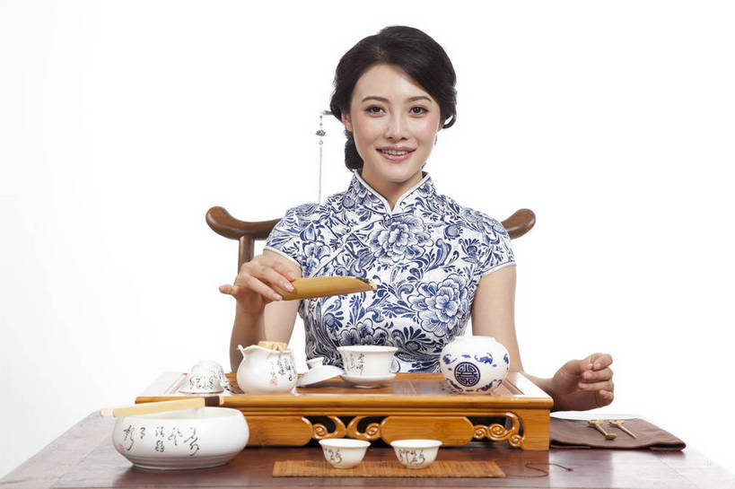 东方人,坐,横图,彩色,室内,白天,抠图,白色背景,正面,民族服装,时尚,成功,北京,中国,仅一个人,旗袍,图片,泡茶,古典,传统,茶具,成熟,可爱,美女,自信,摄影,生活方式,青春,优雅,茶艺,乐观,年轻女性,女人,女性,亚洲人,中国人,年轻人,半身,影棚拍摄,礼服,愉快,bj174