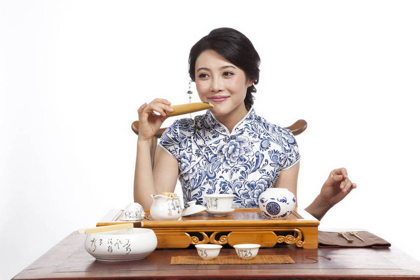 东方人,坐,横图,彩色,室内,白天,抠图,白色背景,正面,民族服装,时尚,成功,北京,中国,仅一个人,旗袍,图片,泡茶,古典,闻,传统,茶具,成熟,可爱,美女,自信,摄影,生活方式,青春,优雅,茶艺,乐观,年轻女性,女人,女性,亚洲人,中国人,年轻人,半身,影棚拍摄,礼服,愉快,bj174