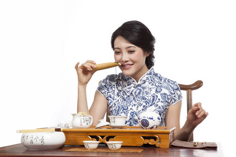 东方人,坐,横图,彩色,室内,白天,抠图,白色背景,正面,民族服装,时尚,成功,北京,中国,仅一个人,旗袍,图片,泡茶,古典,闻,传统,茶具,成熟,可爱,美女,自信,摄影,生活方式,青春,优雅,茶艺,乐观,年轻女性,女人,女性,亚洲人,中国人,年轻人,半身,影棚拍摄,礼服,愉快,bj174