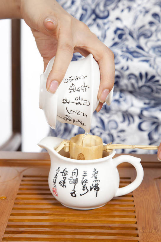 东方人,坐,竖图,彩色,室内,白天,抠图,白色背景,正面,民族服装,时尚,北京,中国,仅一个人,旗袍,图片,泡茶,古典,传统,茶具,可爱,美女,竖,摄影,生活方式,优雅,茶艺,年轻女性,女人,女性,亚洲人,中国人,年轻人,半身,影棚拍摄,礼服,bj174