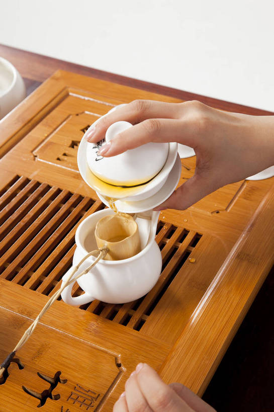 东方人,手,竖图,彩色,室内,特写,白天,抠图,白色背景,北京,中国,仅一个人,图片,倒茶,古典,传统,茶壶,茶具,竖,摄影,茶艺,沏茶,亚洲人,中国人,茶杯,影棚拍摄,bj174