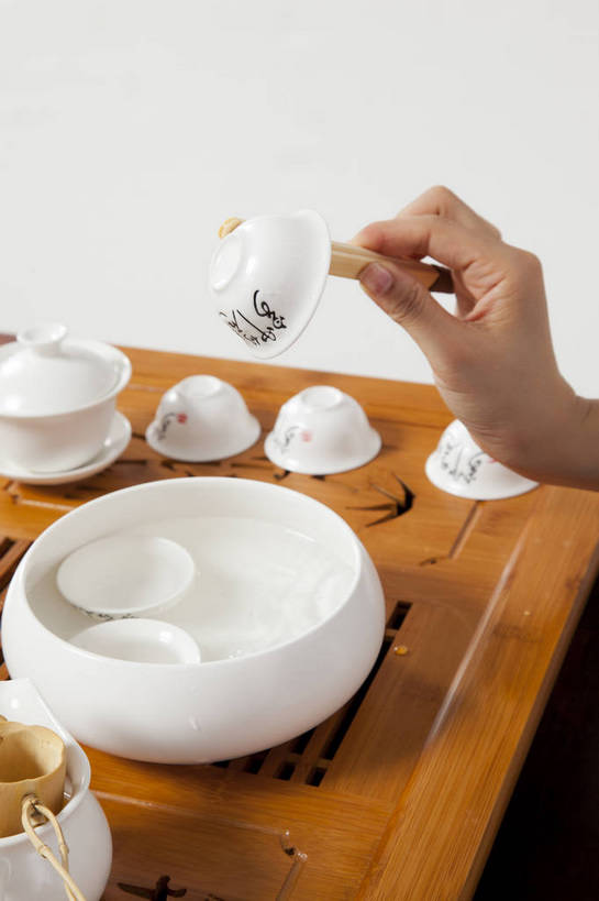 东方人,手,竖图,彩色,室内,特写,白天,抠图,白色背景,北京,中国,仅一个人,图片,倒茶,古典,传统,茶壶,茶具,竖,摄影,茶艺,沏茶,亚洲人,中国人,茶杯,影棚拍摄,bj174