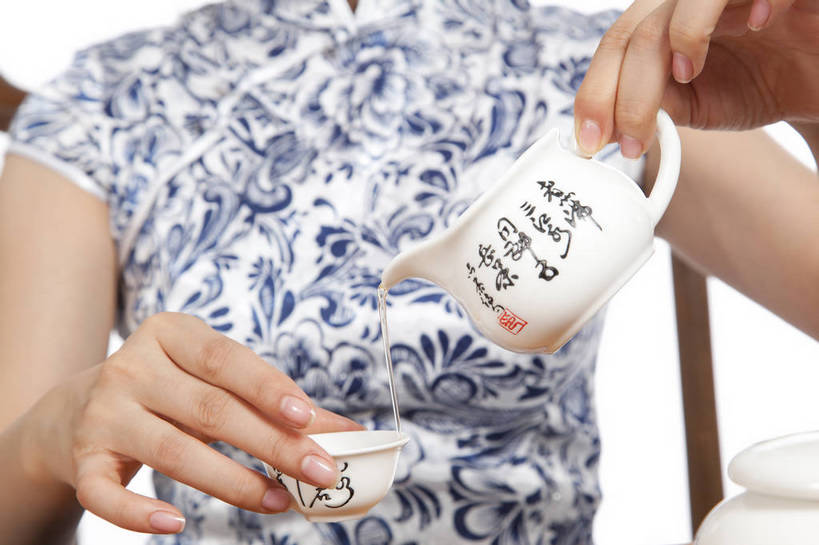 东方人,坐,横图,彩色,室内,白天,抠图,白色背景,正面,民族服装,时尚,北京,中国,仅一个人,旗袍,图片,泡茶,古典,传统,茶具,可爱,美女,摄影,生活方式,优雅,茶艺,年轻女性,女人,女性,亚洲人,中国人,年轻人,半身,影棚拍摄,礼服,bj174