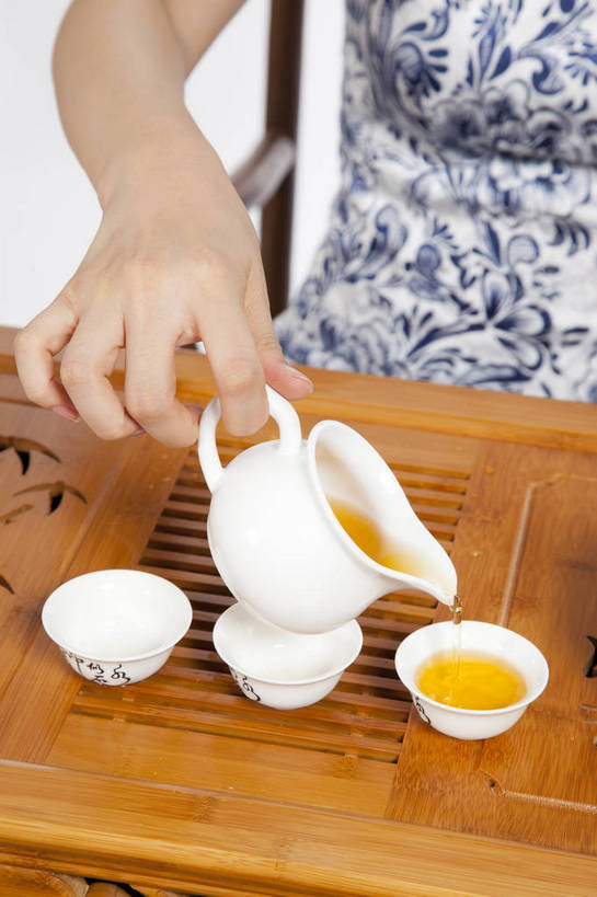 东方人,坐,竖图,彩色,室内,白天,抠图,白色背景,正面,民族服装,时尚,北京,中国,仅一个人,旗袍,图片,泡茶,古典,传统,茶具,可爱,美女,竖,摄影,生活方式,优雅,茶艺,年轻女性,女人,女性,亚洲人,中国人,年轻人,半身,影棚拍摄,礼服,bj174