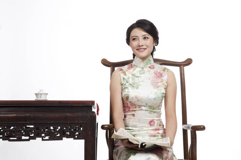 东方人,坐,横图,彩色,室内,白天,抠图,白色背景,正面,民族服装,看书,时尚,成功,桌子,书籍,椅子,北京,中国,仅一个人,旗袍,图片,古典,传统,书本,成熟,可爱,美女,自信,摄影,生活方式,青春,优雅,古书,乐观,年轻女性,女人,女性,亚洲人,中国人,年轻人,书,图书,半身,影棚拍摄,礼服,愉快,文献,古籍,bj174