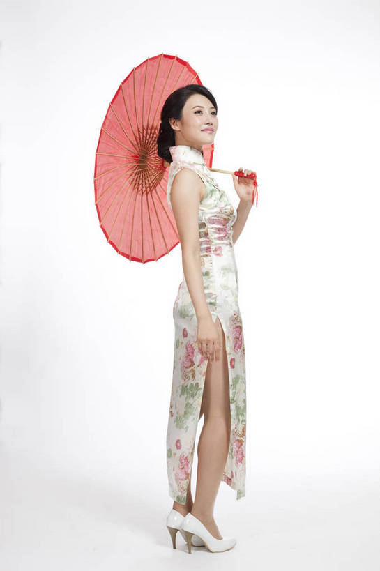 东方人,站,竖图,彩色,室内,白天,抠图,白色背景,侧面,民族服装,时尚,成功,北京,中国,仅一个人,旗袍,伞,图片,古典,传统,撑伞,成熟,可爱,美女,竖,自信,摄影,生活方式,青春,优雅,端庄,乐观,年轻女性,女人,女性,亚洲人,中国人,年轻人,全身,影棚拍摄,礼服,愉快,bj174