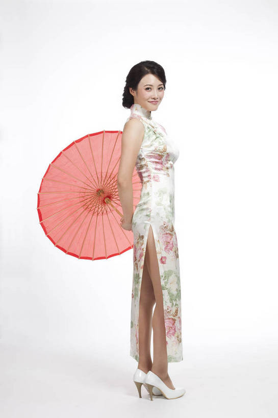 东方人,站,竖图,彩色,室内,白天,抠图,白色背景,侧面,民族服装,时尚,成功,北京,中国,仅一个人,旗袍,伞,图片,古典,传统,撑伞,成熟,可爱,美女,竖,自信,摄影,生活方式,青春,优雅,端庄,乐观,年轻女性,女人,女性,亚洲人,中国人,年轻人,全身,影棚拍摄,礼服,愉快,bj174