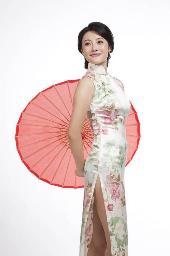 东方人,站,竖图,彩色,室内,白天,抠图,白色背景,侧面,民族服装,时尚,成功,北京,中国,仅一个人,旗袍,伞,图片,古典,传统,撑伞,成熟,可爱,美女,竖,自信,摄影,生活方式,青春,优雅,端庄,乐观,年轻女性,女人,女性,亚洲人,中国人,年轻人,半身,影棚拍摄,礼服,愉快,bj174