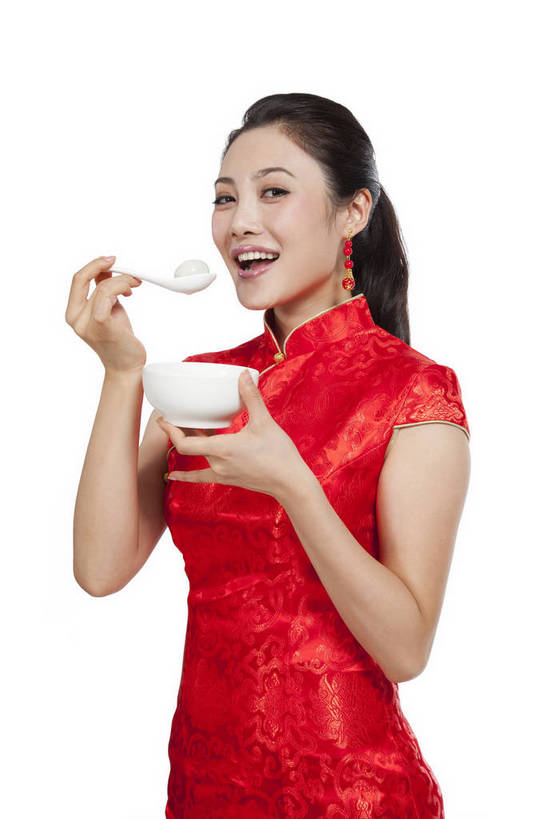 点心,汤团,东方人,站,笑,吃,竖图,彩色,室内,白天,抠图,白色背景,侧面,民族服装,时尚,成功,北京,中国,仅一个人,旗袍,节日,庆祝,图片,料理,食品,古典,文化,传统,美食,食物,糕点,品尝,庆典,喜庆,中式,成熟,可爱,美女,竖,自信,摄影,生活方式,纪念,青春,优雅,汤圆,元宵,乐观,妖娆,年轻女性,女人,女性,亚洲人,中国人,年轻人,嚼,食,半身,影棚拍摄,礼服,愉快,bj174