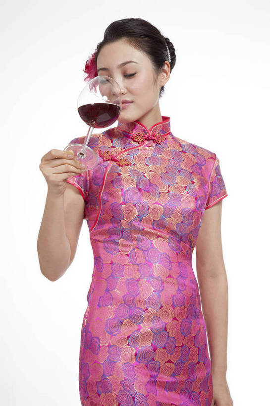 东方人,站,竖图,彩色,室内,白天,抠图,白色背景,侧面,民族服装,时尚,成功,北京,中国,仅一个人,旗袍,图片,古典,传统,成熟,可爱,美女,竖,自信,摄影,生活方式,青春,优雅,品酒,乐观,年轻女性,女人,女性,亚洲人,中国人,年轻人,半身,影棚拍摄,礼服,愉快,bj174