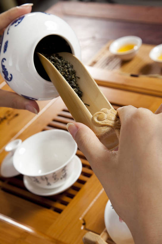 东方人,手,竖图,彩色,室内,特写,白天,抠图,白色背景,北京,中国,仅一个人,图片,倒茶,古典,传统,茶壶,茶具,竖,摄影,茶艺,沏茶,亚洲人,中国人,茶杯,影棚拍摄,bj174