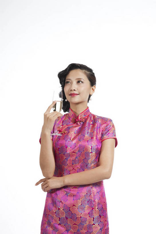 东方人,站,竖图,彩色,室内,白天,抠图,白色背景,正面,民族服装,时尚,成功,北京,中国,仅一个人,旗袍,图片,古典,传统,成熟,可爱,美女,竖,自信,举杯,摄影,生活方式,青春,优雅,品酒,乐观,妖娆,年轻女性,女人,女性,亚洲人,中国人,年轻人,半身,影棚拍摄,礼服,愉快,bj174