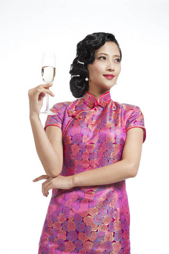 东方人,站,竖图,彩色,室内,白天,抠图,白色背景,正面,民族服装,时尚,成功,北京,中国,仅一个人,旗袍,图片,古典,传统,成熟,可爱,美女,竖,自信,举杯,摄影,生活方式,青春,优雅,品酒,乐观,妖娆,年轻女性,女人,女性,亚洲人,中国人,年轻人,半身,影棚拍摄,礼服,愉快,bj174