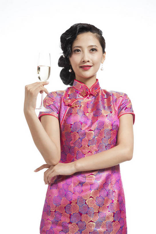 东方人,站,竖图,彩色,室内,白天,抠图,白色背景,正面,民族服装,时尚,成功,北京,中国,仅一个人,旗袍,图片,古典,传统,成熟,可爱,美女,竖,自信,举杯,摄影,生活方式,青春,优雅,品酒,乐观,妖娆,年轻女性,女人,女性,亚洲人,中国人,年轻人,半身,影棚拍摄,礼服,愉快,bj174