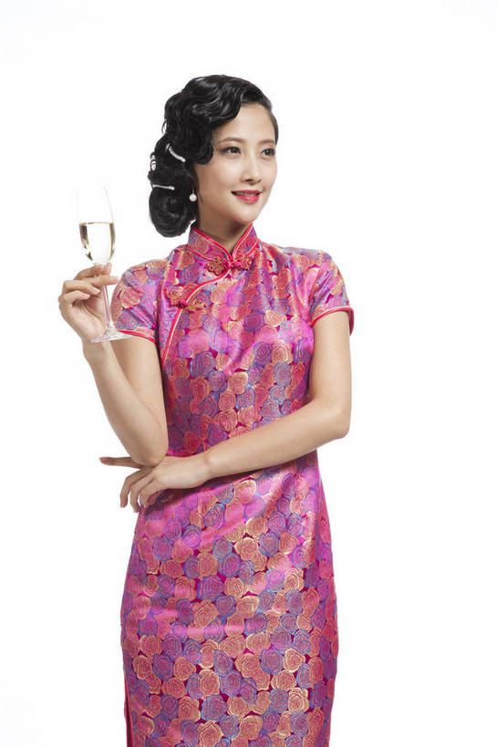 东方人,站,竖图,彩色,室内,白天,抠图,白色背景,正面,民族服装,时尚,成功,北京,中国,仅一个人,旗袍,图片,古典,传统,成熟,可爱,美女,竖,自信,举杯,摄影,生活方式,青春,优雅,品酒,乐观,妖娆,年轻女性,女人,女性,亚洲人,中国人,年轻人,半身,影棚拍摄,礼服,愉快,bj174