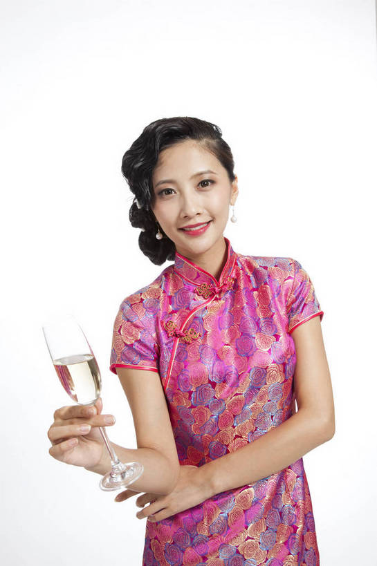 东方人,站,竖图,彩色,室内,白天,抠图,白色背景,正面,民族服装,时尚,成功,北京,中国,仅一个人,旗袍,图片,古典,传统,成熟,可爱,美女,竖,自信,举杯,摄影,生活方式,青春,优雅,品酒,乐观,妖娆,年轻女性,女人,女性,亚洲人,中国人,年轻人,半身,影棚拍摄,礼服,愉快,bj174