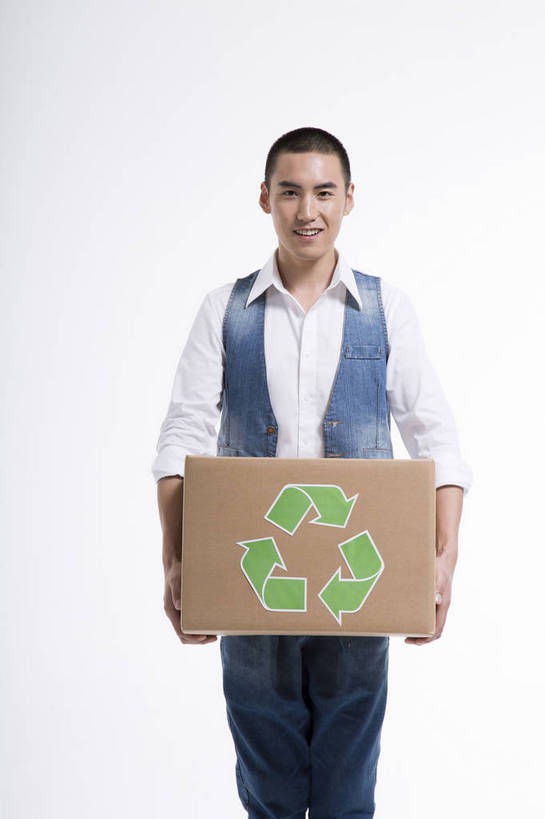 东方人,一个人,站,竖图,彩色,室内,白天,抠图,白色背景,正面,时尚,北京,中国,图片,纸箱,休闲,休闲服,活力,可爱,竖,摄影,生活方式,青春,牛仔装,乐观,男人,男性,年轻男性,亚洲人,中国人,年轻人,捧着,半身,影棚拍摄,高兴,愉快,bj174