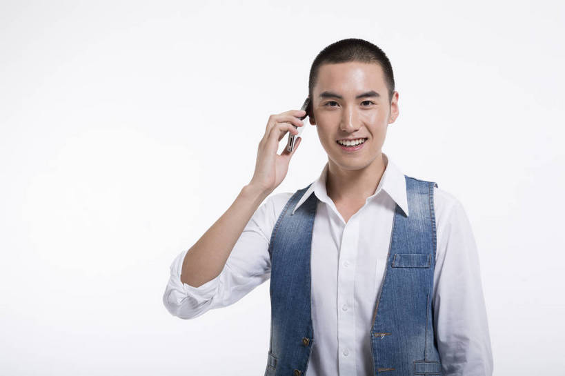 东方人,一个人,站,打电话,横图,彩色,室内,白天,抠图,白色背景,正面,时尚,手机,北京,中国,图片,休闲,休闲服,活力,可爱,摄影,生活方式,青春,牛仔装,乐观,男人,男性,年轻男性,亚洲人,中国人,年轻人,半身,影棚拍摄,高兴,愉快,bj174