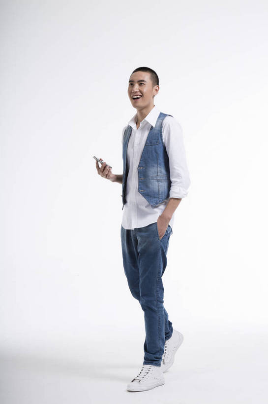 东方人,一个人,站,打电话,竖图,彩色,室内,白天,抠图,白色背景,侧面,时尚,手机,北京,中国,图片,休闲,休闲服,活力,可爱,竖,摄影,生活方式,青春,牛仔装,乐观,男人,男性,年轻男性,亚洲人,中国人,年轻人,全身,影棚拍摄,高兴,愉快,bj174