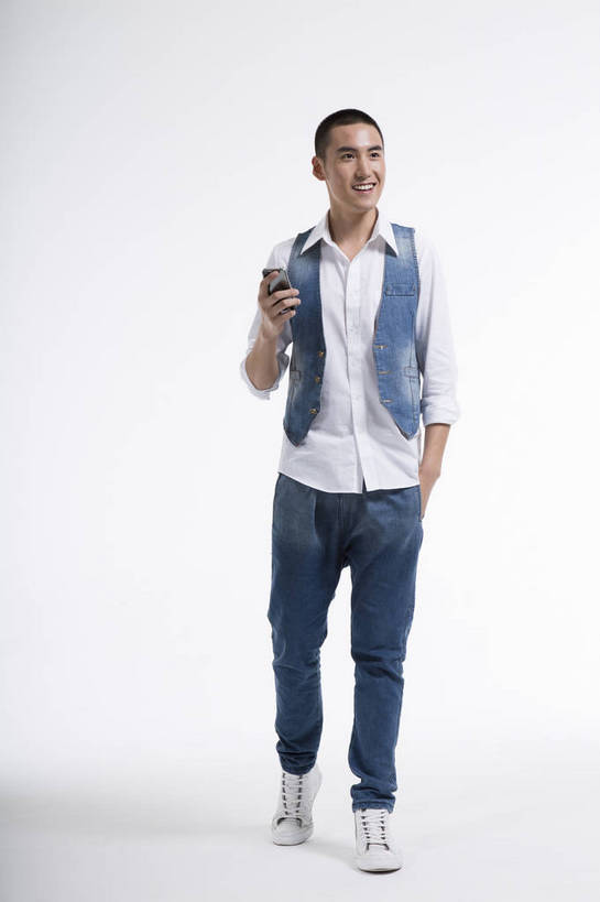 东方人,一个人,站,打电话,竖图,彩色,室内,白天,抠图,白色背景,正面,时尚,手机,北京,中国,图片,休闲,休闲服,活力,可爱,竖,摄影,生活方式,青春,牛仔装,乐观,男人,男性,年轻男性,亚洲人,中国人,年轻人,全身,影棚拍摄,高兴,愉快,bj174