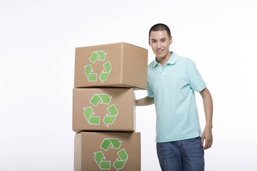 东方人,一个人,站,横图,彩色,室内,白天,抠图,白色背景,正面,时尚,北京,中国,图片,纸箱,休闲,休闲服,活力,可爱,摄影,生活方式,青春,叠起,乐观,男人,男性,年轻男性,亚洲人,中国人,年轻人,半身,影棚拍摄,高兴,愉快,bj174