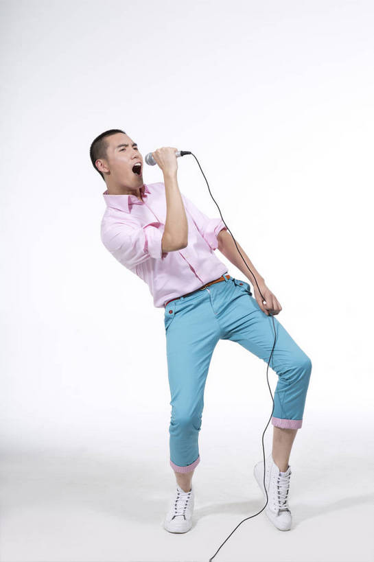 东方人,一个人,站,竖图,彩色,室内,白天,抠图,白色背景,正面,时尚,北京,中国,图片,休闲,休闲服,活力,可爱,竖,唱歌,摄影,生活方式,青春,手舞足蹈,乐观,男人,男性,年轻男性,亚洲人,中国人,年轻人,全身,影棚拍摄,高兴,愉快,bj174