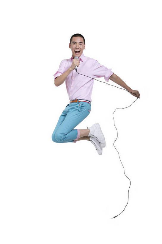 东方人,一个人,跳,竖图,彩色,室内,白天,抠图,白色背景,侧面,时尚,北京,中国,图片,休闲,休闲服,活力,可爱,竖,唱歌,摄影,生活方式,青春,手舞足蹈,乐观,男人,男性,年轻男性,亚洲人,中国人,年轻人,全身,影棚拍摄,高兴,愉快,bj174