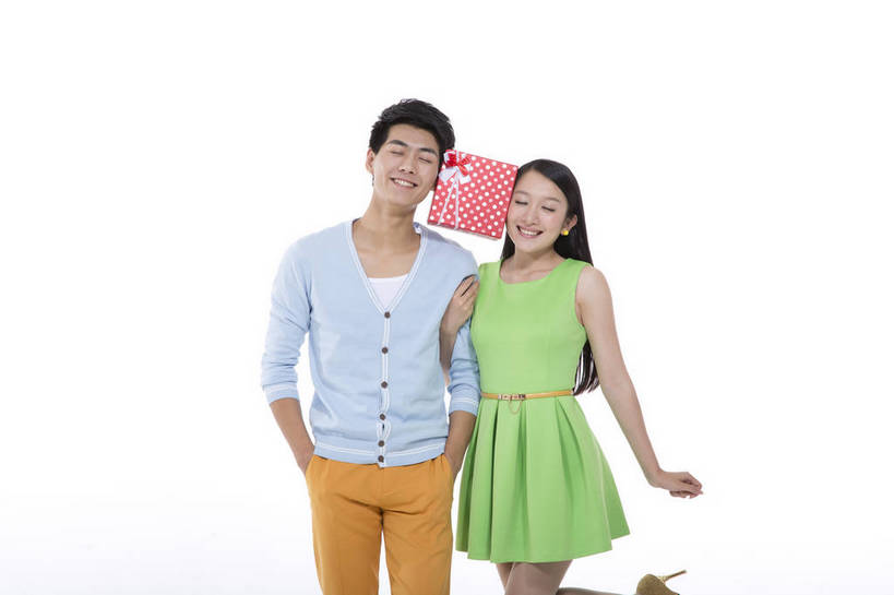 东方人,两个人,站,横图,彩色,室内,白天,抠图,白色背景,正面,爱情,时尚,礼盒,北京,中国,图片,休闲,休闲服,活力,可爱,美女,摄影,生活方式,青春,亲近,送礼,乐观,男人,男性,年轻男性,年轻女性,女人,女性,亚洲人,中国人,年轻人,情侣,半身,影棚拍摄,高兴,愉快,bj174