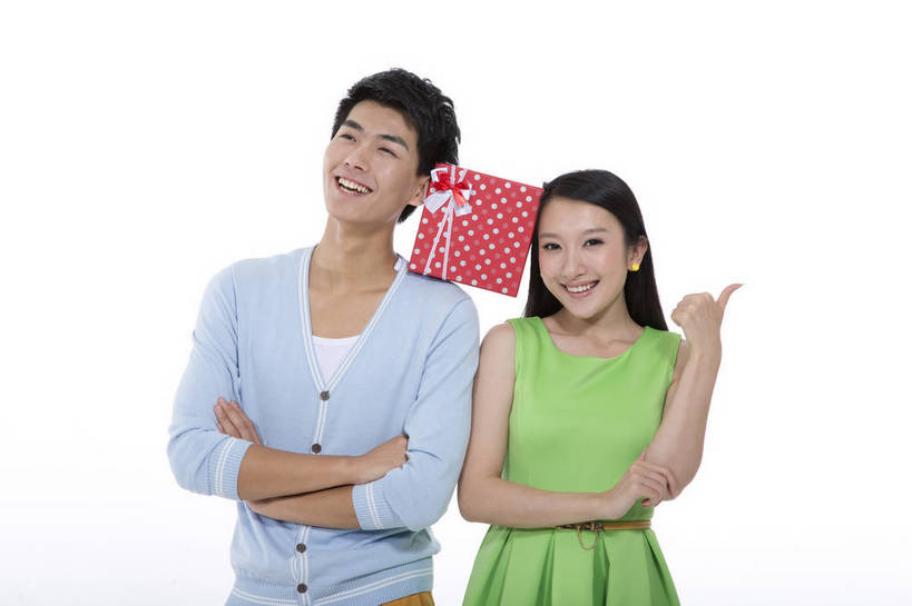 东方人,两个人,站,横图,彩色,室内,白天,抠图,白色背景,正面,爱情,时尚,礼盒,北京,中国,图片,休闲,休闲服,活力,可爱,美女,竖,摄影,生活方式,青春,亲近,送礼,乐观,男人,男性,年轻男性,年轻女性,女人,女性,亚洲人,中国人,年轻人,情侣,半身,影棚拍摄,高兴,愉快,bj174