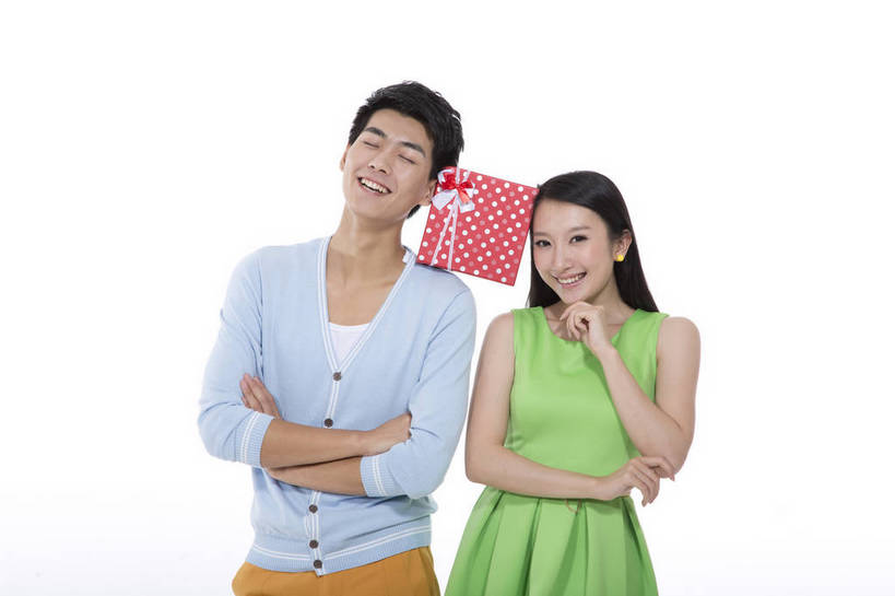 东方人,两个人,站,横图,彩色,室内,白天,抠图,白色背景,正面,爱情,时尚,礼盒,北京,中国,图片,休闲,休闲服,活力,可爱,美女,摄影,生活方式,青春,亲近,送礼,乐观,男人,男性,年轻男性,年轻女性,女人,女性,亚洲人,中国人,年轻人,情侣,半身,影棚拍摄,高兴,愉快,bj174
