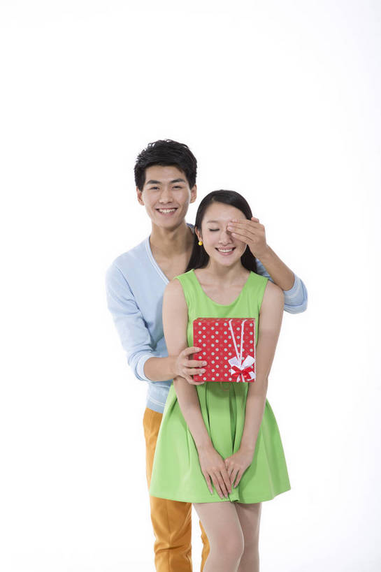 东方人,两个人,站,竖图,彩色,室内,白天,抠图,白色背景,正面,爱情,时尚,礼盒,北京,中国,图片,休闲,休闲服,活力,可爱,美女,竖,遮,遮掩,摄影,生活方式,青春,掩盖,遮挡,亲近,送礼,遮盖,掩饰,乐观,男人,男性,年轻男性,年轻女性,女人,女性,亚洲人,中国人,年轻人,情侣,半身,影棚拍摄,高兴,愉快,bj174