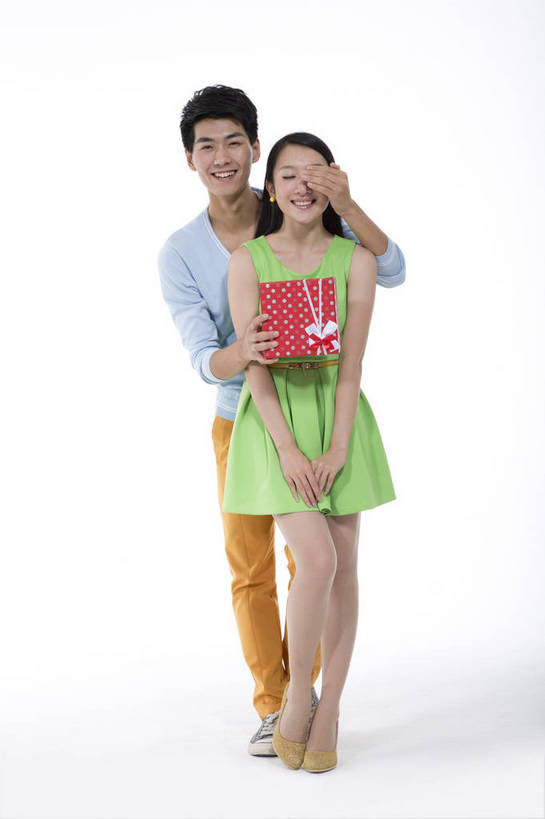 东方人,两个人,站,竖图,彩色,室内,白天,抠图,白色背景,正面,爱情,时尚,礼盒,北京,中国,图片,休闲,休闲服,活力,可爱,美女,竖,遮,遮掩,摄影,生活方式,青春,掩盖,遮挡,亲近,送礼,遮盖,掩饰,乐观,男人,男性,年轻男性,年轻女性,女人,女性,亚洲人,中国人,年轻人,情侣,全身,影棚拍摄,高兴,愉快,bj174