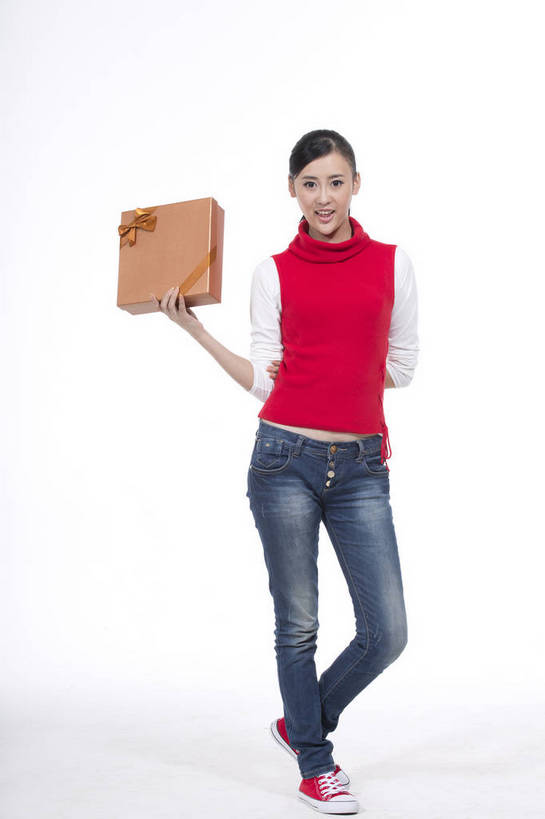 东方人,站,竖图,彩色,室内,白天,抠图,白色背景,正面,时尚,礼盒,北京,中国,仅一个人,图片,休闲服,活力,可爱,美女,竖,自信,摄影,生活方式,青春,轻松,送礼,乐观,年轻女性,女人,女性,亚洲人,中国人,年轻人,全身,影棚拍摄,愉快,bj174