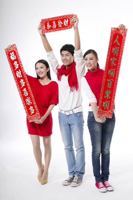 东方人,三个人,伙伴,站,竖图,彩色,室内,白天,抠图,白色背景,正面,时尚,合作,团队,北京,中国,对联,节日,庆祝,艺术,标志,图片,文字,字符,手工艺品,许多人,文化,标识,工艺品,一群人,庆典,休闲,喜庆,休闲服,汉字,活力,可爱,美女,竖,摄影,生活方式,纪念,青春,春联,高雅,中国文化,中文,同伴,自信心,品位,国文,华文,乐观,友情,男人,男性,年轻男性,年轻女性,女人,女性,亚洲人,中国人,年轻人,全身,影棚拍摄,高兴,愉快,对子,楹联,bj174