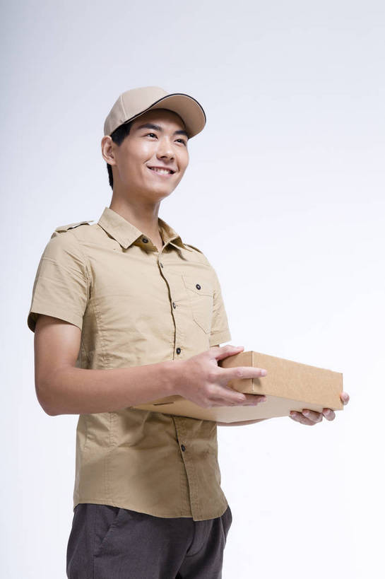 东方人,一个人,站,竖图,彩色,室内,白天,抠图,白色背景,侧面,工作服,北京,中国,工作,图片,职业装,盒子,快递员,职业,休闲,活力,可爱,竖,摄影,青春,送货,乐观,男人,男性,年轻男性,亚洲人,中国人,年轻人,半身,影棚拍摄,高兴,愉快,bj174