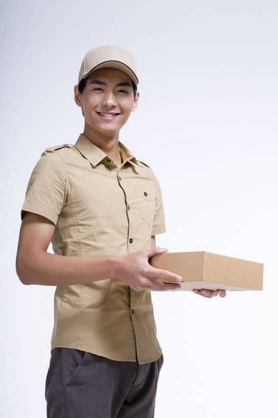 东方人,一个人,站,竖图,彩色,室内,白天,抠图,白色背景,侧面,工作服,北京,中国,工作,图片,职业装,盒子,快递员,职业,休闲,活力,可爱,竖,摄影,青春,送货,乐观,男人,男性,年轻男性,亚洲人,中国人,年轻人,半身,影棚拍摄,高兴,愉快,bj174