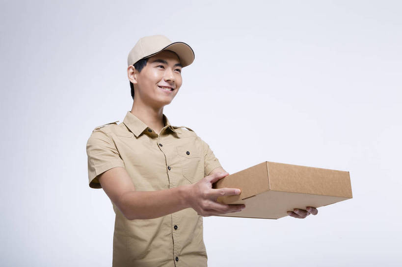 东方人,一个人,站,横图,彩色,室内,白天,抠图,白色背景,侧面,工作服,北京,中国,工作,图片,职业装,盒子,快递员,职业,休闲,活力,可爱,摄影,青春,送货,乐观,男人,男性,年轻男性,亚洲人,中国人,年轻人,半身,影棚拍摄,高兴,愉快,bj174
