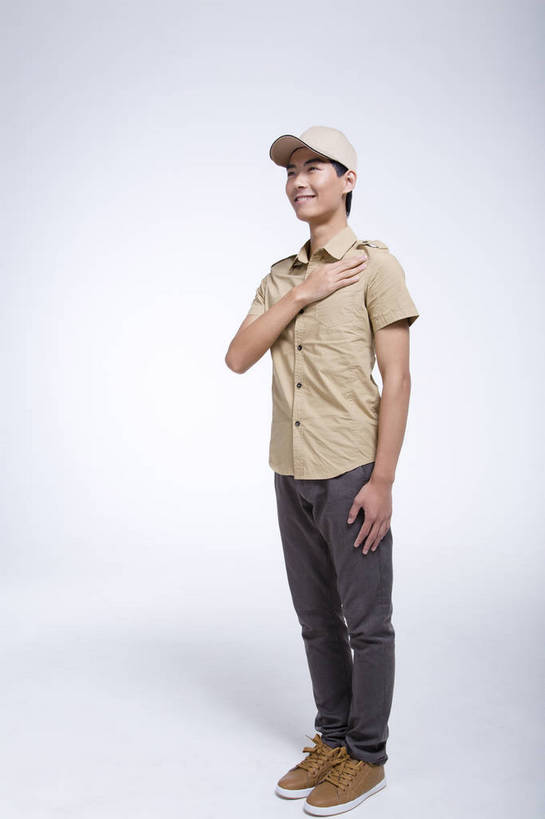 东方人,一个人,站,竖图,彩色,室内,白天,抠图,白色背景,侧面,工作服,北京,中国,工作,图片,职业装,手势,快递员,职业,休闲,活力,可爱,竖,摄影,青春,乐观,男人,男性,年轻男性,亚洲人,中国人,年轻人,全身,影棚拍摄,高兴,愉快,bj174