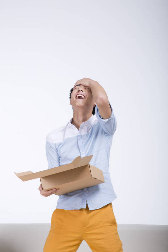 东方人,一个人,站,竖图,彩色,室内,白天,抠图,白色背景,正面,购物,时尚,北京,中国,商品,图片,休闲,休闲服,展示,活力,可爱,竖,摄影,生活方式,青春,网上购物,乐观,男人,男性,年轻男性,亚洲人,中国人,年轻人,半身,影棚拍摄,高兴,愉快,bj174