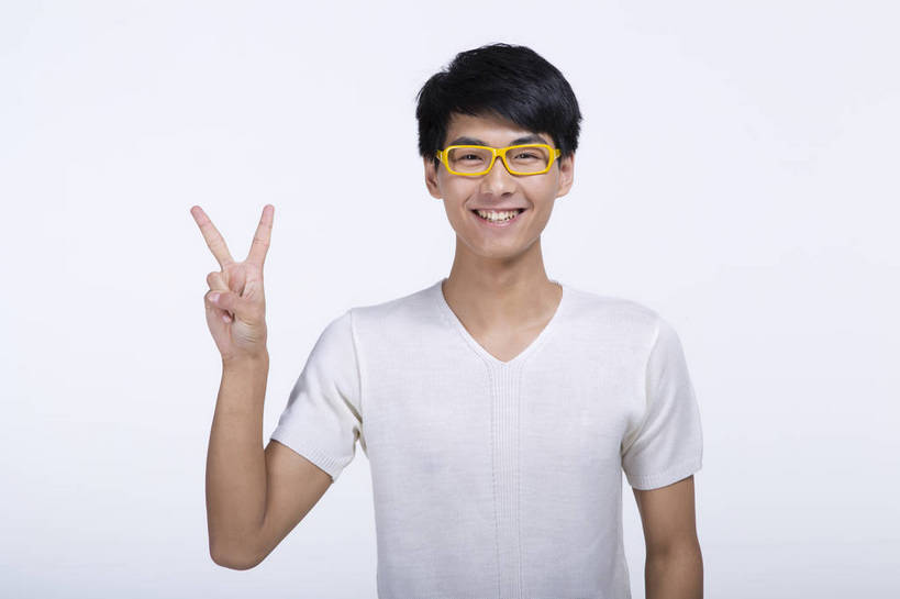 东方人,一个人,站,横图,彩色,室内,白天,抠图,白色背景,正面,时尚,北京,中国,图片,手势,休闲,休闲服,活力,可爱,摄影,生活方式,青春,戴眼镜,乐观,男人,男性,年轻男性,亚洲人,中国人,年轻人,半身,影棚拍摄,高兴,愉快,bj174