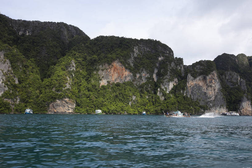无人,横图,彩色,室外,白天,旅游,度假,美景,名胜古迹,山,标志建筑,地标,建筑,船,泰国,亚洲,遗迹,图片,海平面,古迹,文物,娱乐,建设,古建筑,普吉岛,游船,自然,海水,享受,休闲,旅游胜地,放松,摄影,东南亚,海滨,度假村,古文明,泰王国,皮皮岛,安达曼海,普吉,披披岛,海,海滩,旅行,bj174