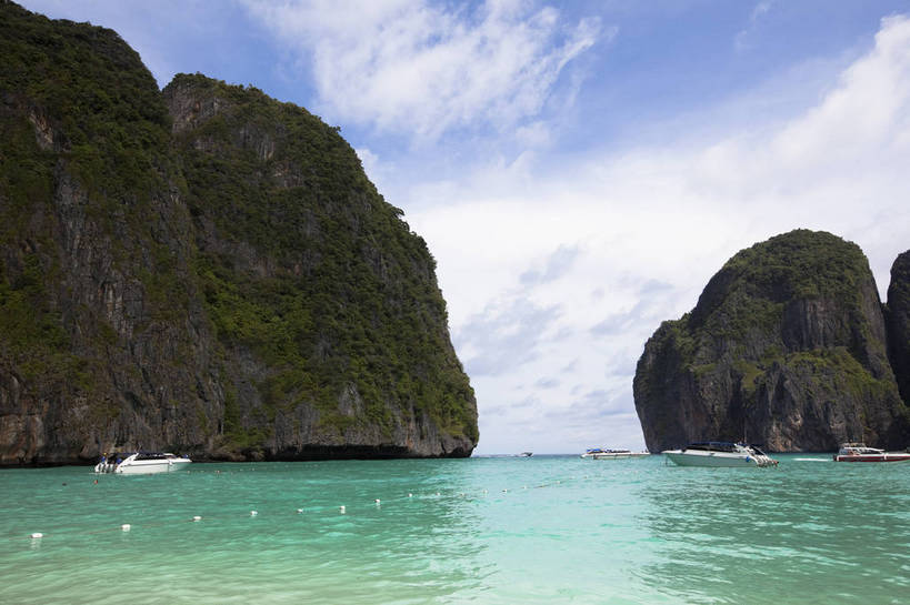 游泳,横图,彩色,室外,白天,旅游,度假,美景,名胜古迹,沙滩,山,标志建筑,地标,建筑,船,泰国,亚洲,游客,遗迹,图片,山峰,海平面,巨石,古迹,文物,娱乐,建设,古建筑,普吉岛,游船,自然,海水,享受,休闲,旅游胜地,放松,摄影,东南亚,海滨,古文明,泰王国,皮皮岛,普吉,披披岛,海,海滩,旅行,bj174