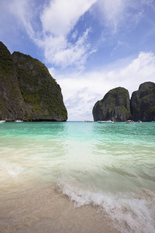 游泳,竖图,彩色,室外,白天,旅游,度假,美景,名胜古迹,沙滩,山,标志建筑,地标,建筑,船,泰国,亚洲,游客,遗迹,图片,山峰,海平面,巨石,古迹,文物,娱乐,建设,古建筑,普吉岛,游船,自然,海水,享受,休闲,旅游胜地,放松,摄影,东南亚,海滨,古文明,泰王国,皮皮岛,普吉,披披岛,海,海滩,旅行,bj174