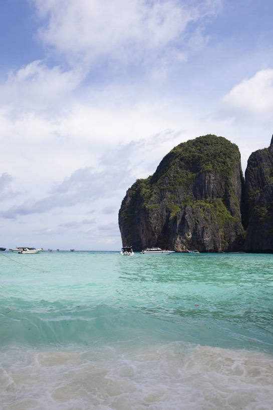 游泳,竖图,彩色,室外,白天,旅游,度假,美景,名胜古迹,沙滩,山,标志建筑,地标,建筑,船,泰国,亚洲,游客,遗迹,图片,山峰,海平面,巨石,古迹,文物,娱乐,建设,古建筑,普吉岛,游船,自然,海水,享受,休闲,旅游胜地,放松,摄影,东南亚,海滨,古文明,泰王国,皮皮岛,普吉,披披岛,海,海滩,旅行,bj174