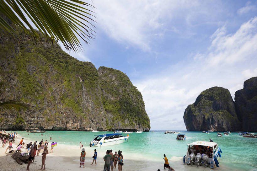 游泳,横图,彩色,室外,白天,旅游,度假,美景,名胜古迹,沙滩,山,标志建筑,地标,建筑,船,泰国,亚洲,游客,遗迹,图片,山峰,海平面,巨石,古迹,文物,娱乐,建设,古建筑,普吉岛,游船,自然,海水,享受,休闲,旅游胜地,放松,摄影,东南亚,海滨,古文明,泰王国,皮皮岛,普吉,披披岛,海,海滩,旅行,bj174