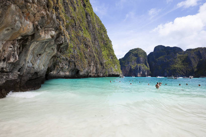 游泳,横图,彩色,室外,白天,旅游,度假,美景,名胜古迹,沙滩,山,标志建筑,地标,建筑,船,泰国,亚洲,游客,遗迹,图片,山峰,海平面,巨石,古迹,文物,娱乐,建设,古建筑,普吉岛,游船,自然,海水,享受,休闲,旅游胜地,放松,摄影,东南亚,海滨,古文明,泰王国,皮皮岛,普吉,披披岛,海,海滩,旅行,bj174