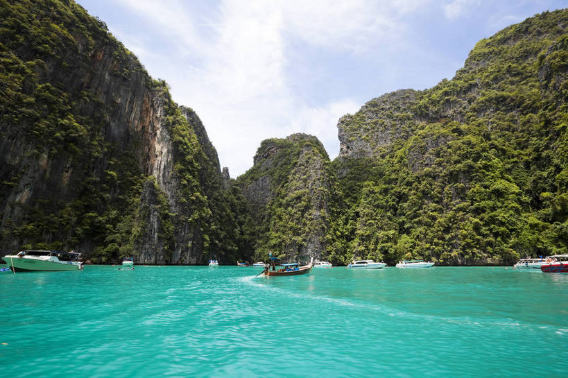 游泳,横图,彩色,室外,白天,旅游,度假,美景,名胜古迹,沙滩,山,标志建筑,地标,建筑,船,泰国,亚洲,游客,遗迹,图片,山峰,海平面,巨石,古迹,文物,娱乐,建设,古建筑,普吉岛,游船,自然,海水,享受,休闲,旅游胜地,放松,摄影,东南亚,海滨,古文明,泰王国,皮皮岛,普吉,披披岛,海,海滩,旅行,bj174