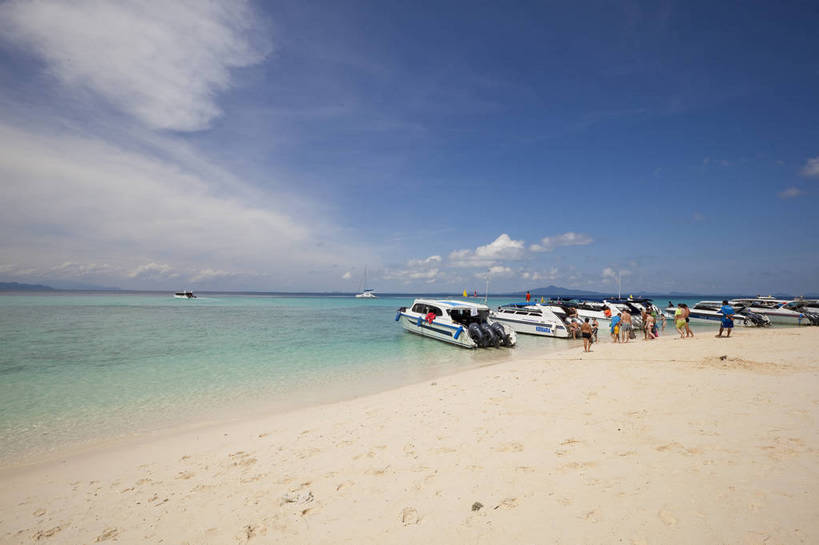 游泳,横图,彩色,室外,白天,旅游,度假,美景,名胜古迹,沙滩,标志建筑,地标,建筑,泰国,亚洲,游客,遗迹,图片,海平面,古迹,文物,娱乐,建设,古建筑,普吉岛,自然,海水,享受,休闲,旅游胜地,放松,摄影,东南亚,海滨,古文明,泰王国,皮皮岛,普吉,披披岛,甲米府,海,海滩,旅行,大皮皮岛,竹子岛,bj174