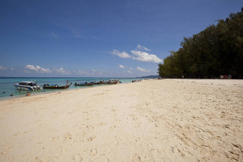 游泳,横图,彩色,室外,白天,旅游,度假,美景,名胜古迹,沙滩,树林,标志建筑,地标,建筑,泰国,亚洲,游客,遗迹,图片,海平面,古迹,文物,娱乐,建设,古建筑,普吉岛,自然,海水,享受,休闲,旅游胜地,放松,摄影,东南亚,海滨,古文明,泰王国,皮皮岛,普吉,披披岛,甲米府,海,海滩,旅行,大皮皮岛,竹子岛,bj174